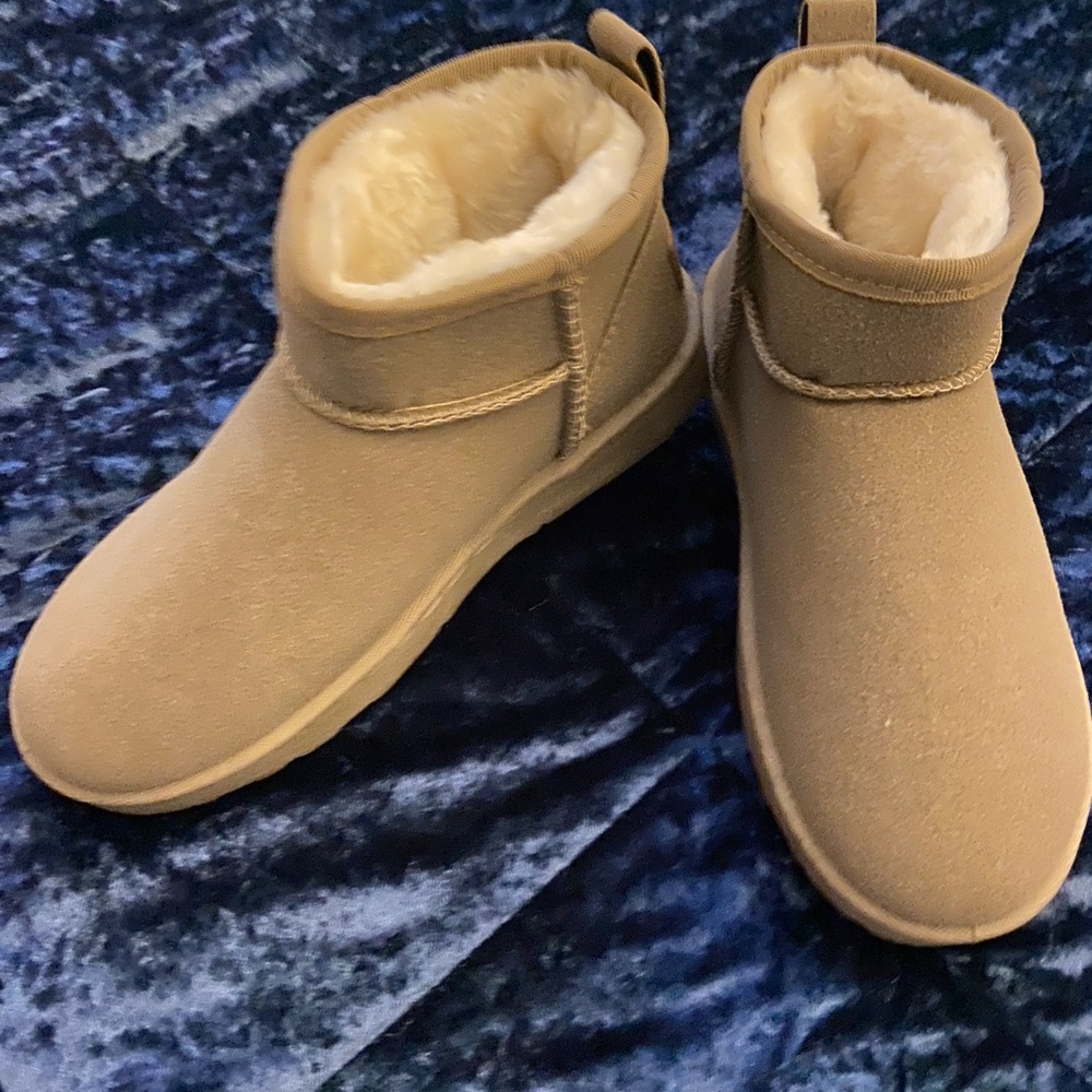 SPORT brand “Uggs”. Trendy tan color. Size 37.